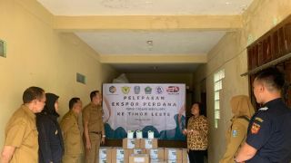 Bea Cukai Malang Kawal Ekspor Perdana Pupuk Organik Limbah Kotoran Sapi ke Timor Leste - JPNN.com