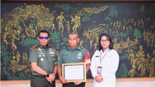 Babinsa di Pulau Terluar Terima Penghargaan dari BKKBN, Danrem Brigjen TNI Antoninho Ikut Bangga - JPNN.com