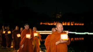Menuju Perayaan Waisak: 40 Bhikkhu Thudong Jalan Kaki dari TMII Menuju Candi Borobudur - JPNN.com