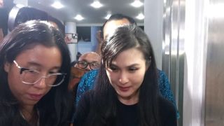 Wajah Lelah Sandra Dewi Setelah Diperiksa di Kejagung - JPNN.com