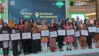 Jakarta Marketing Week 2024: Direktur BRI-MI Terima Penghargaan DEWI BUMN 2024 - JPNN.com