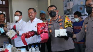 Polda Jatim Menggerebek Rumah Kontrakan di Kertajaya Surabaya, Tepuk Tangan - JPNN.com