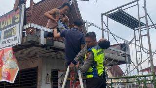 Aksi Heroik Polantas di Pekanbaru Selamatkan Buruh Tersengat Listrik Bertegangan Tinggi - JPNN.com
