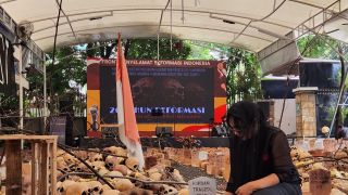 Peringati 26 Tahun Reformasi, Aktivis Jejerkan Instalasi Ribuan Tengkorak dan Kuburan - JPNN.com