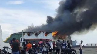 Kapal Penyeberangan Terbakar di Bengkalis, Diduga Gegara Arus Pendek - JPNN.com