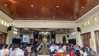 Melihat Perayaan Waisak di Vihara Semarang, Ritual Pindapata hingga Pradaksina Mengenang Buddha - JPNN.com