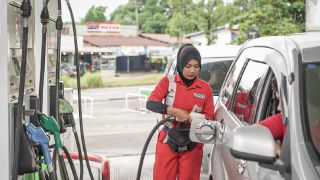 Harga BBM Pertamina Hingga Shell Alami Penurunan dari Bulan Sebelumnya - JPNN.com Kalsel