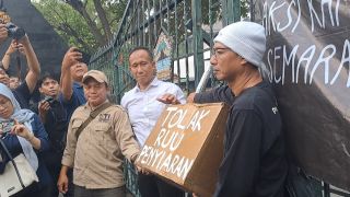 Tolak RUU Penyiaran: Wartawan Bakar Dupa, Merusak Kamera, Segel Gedung DPRD Jateng - JPNN.com