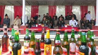 HUT Ke-78 Bhayangkara, Polda Banten Musnahkan 75 Ribu Botol Miras - JPNN.com
