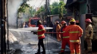 Kebakaran Gudang Perabotan di Bekasi, 5 Orang Meninggal Dunia - JPNN.com