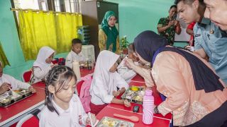 MBG Terbukti Bangkitkan Perekonomian Lokal, Perbaikan Gizi Anak-Anak Pedalaman Papua  - JPNN.com