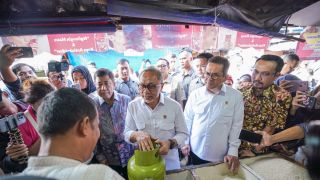 Pastikan Penyaluran LPG 3 Kg Aman, Menko Pangan & Mendag Tinjau Subpangkalan di Klender - JPNN.com