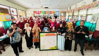 Unicharm dan DLHK Kabupaten Karawang Edukasi Pemilahan Sampah di Sekolah Dasar - JPNN.com