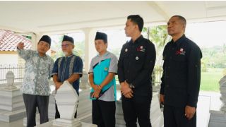 Yayasan Merah Putih Peduli Nyekar di Makam RM Margono Djojohadikusumo - JPNN.com