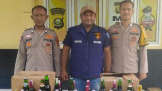 Razia di Warung, Polisi Amankan Puluhan Minuman Keras - JPNN.com