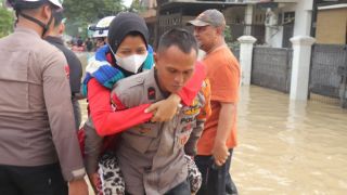 Ratusan Brimob Disebar ke Titik Banjir Jabodetabek, Evakuasi Anak-Lansia - JPNN.com