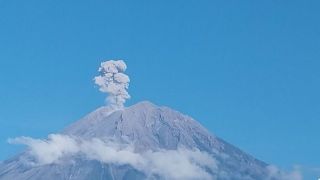 Gunung Semeru Erupsi, Tinggi Letusan Mencapai 1.100 Meter - JPNN.com