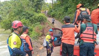 Seorang Anak Hilang Terbawa Arus Sungai di Tasikmalaya, Tim SAR Gabungan Lakukan Pencarian - JPNN.com