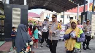 Polres Dumai Bagikan Takjil Gratis Sebagai Wujud Kepedulian kepada Masyarakat - JPNN.com