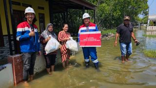 PGN Salurkan Bantuan untuk Para Korban Banjir di Bekasi & Jakarta Timur - JPNN.com