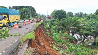 Jalan Lintas Musi Rawas-Musi Banyuasin Longsor, Kendaraan Besar Dialihkan ke Simpang Semambang - JPNN.com