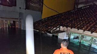 5 Sungai Meluap, Bandung Terendam Banjir, Ratusan Warga Mengungsi - JPNN.com