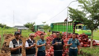 Lantamal XXI Pontianak & Bea Cukai Berkolaborasi, Musnahkan 47 Ton Bawang Bombai Ilegal - JPNN.com