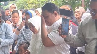 Pemakaman Mat Solar Berlangsung Haru, Anak Bungsu Tak Berhenti Menangis - JPNN.com