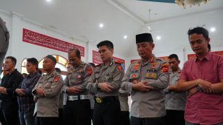 Kombes Pol Aldi Subartono Pimpin Salat Gaib Anggota Polda Lampung yang Gugur - JPNN.com