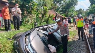 Mobil Tertabrak Kereta Api di Lebak, Lihat Kondisinya - JPNN.com