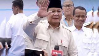 Enggan Tanggapi Pengesahan UU TNI, Prabowo Hanya Tersenyum dan Lambaikan Tangan - JPNN.com