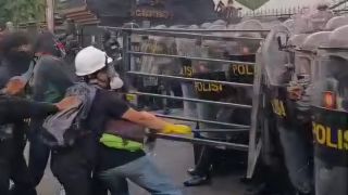 Aksi May Day di Kantor Gubernur Jateng Berujung Ricuh, Sejumlah Provokator Diamankan - JPNN.com