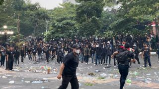 Polisi Tangkap Provokator Aksi Ricuh May Day di Depan Kantor Gubernur Jateng - JPNN.com
