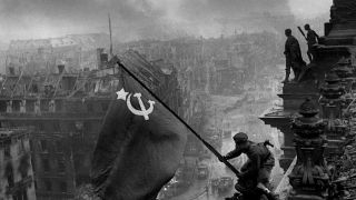 2 Mei 1945 dan Kisah Muslim Pahlawan Pengibar Bendera Palu Arit - JPNN.com