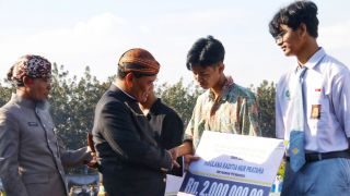 Peringati Hardiknas 2025, Ahmad Luthfi Berikan Beasiswa kepada 1.100 Anak Tidak Sekolah - JPNN.com