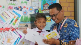 Sekolah Langganan Banjir Membuat Sudut Baca Digital  - JPNN.com