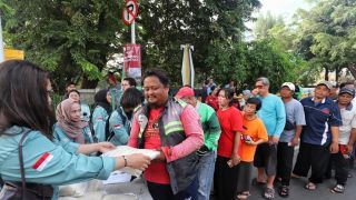 Beban Ekonomi Makin Berat, Masyarakat Rela Mengantre demi Beras Gratis di Kampus UBK - JPNN.com