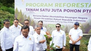 Melalui Program Tanam Sejuta Pohon, BAKN DPR dan PTPN I Hijaukan Puncak Bogor - JPNN.com
