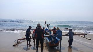 Perahu Terbalik Diterjang Ombak Besar, Satu Nelayan Pesisir Barat Hilang - JPNN.com