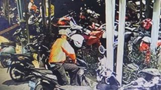 Pencuri Motor di Bekasi Ini Terekam CCTV, Ada yang Kenal? - JPNN.com