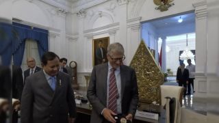 Bill Gates Beri Hadiah Boneka Paus ke Bobby Kertanegara - JPNN.com