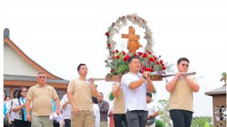Umat Katolik Mengarak Patung Bunda Maria di PIK 2, Romo Antonius Bicara Teladan Iman - JPNN.com