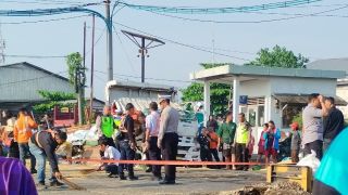 Truk Tersambar KA Harina, Palang Pintu Diduga Belum Tertutup - JPNN.com