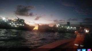Pasukan Sea and Coast Guard Kemenhub Bergerak Cepat Mengatasi Kebakaran Kapal MV.LAYAR ANGGUN 8 - JPNN.com