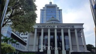 Pecat Hakim MK, DPR Sedang Memperagakan Kekuasaan yang Melanggar UU - JPNN.com