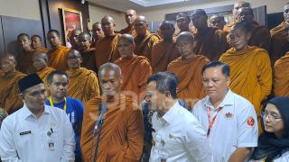 Bhikkhu Thudong Singgah di Kantor Gubernur Jateng, Luthfi Dukung Penuh - JPNN.com
