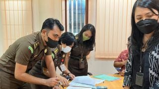 Uang Ratusan Juta Menumpuk di Meja Kejati Bali, 3 Jaksa Sibuk Menccatat, Lihat Tuh - JPNN.com Bali