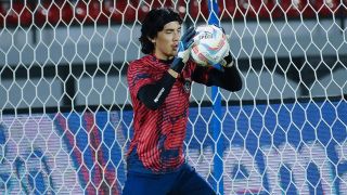 Kiper Julian Schwarzer Hilang dari Skuad saat Arema FC Keok dari Persebaya, Ada Apa? - JPNN.com Bali