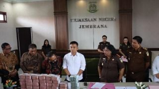 Lihat Tumpukan Uang Pengganti Korupsi Eks Bupati Jembrana Gede Winasa, Segunung - JPNN.com Bali