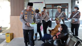 Kombes Iqbal Berbagi Takjil di Terminal & Masjid, Masyarakat Denpasar Semringah - JPNN.com Bali